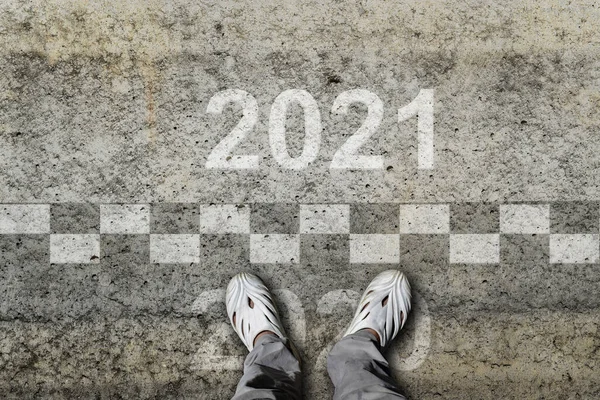 Welcome 2021 Goodbye 2020 Uomo Fronte All Inizio Del Nuovo — Foto Stock