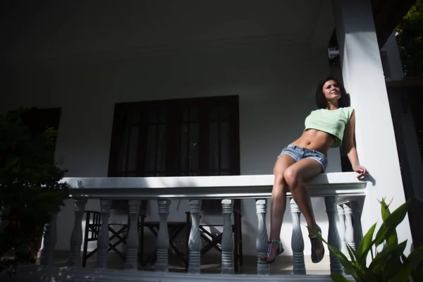 Uma Linda Garota Shorts Uma Camiseta Sexy Sentada Corrimão Branco Imagens De Bancos De Imagens Sem Royalties