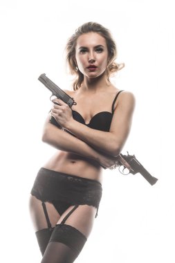 Beyaz arka plan üzerinde tabanca ile seksi gangster kız