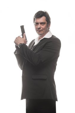 Orta yaşlı dedektif yakışıklı silahla