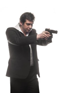 Orta yaşlı dedektif yakışıklı silahla