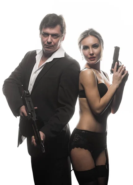 Ein paar Gangster, ein Mann und eine Frau mit Waffen — Stockfoto