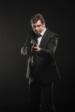 Yakışıklı orta yaşlı adam gangster Thompson makineli tüfek koyu arka plan üzerinde ile