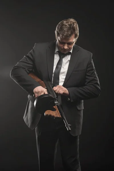 Schöner Mann Mittleren Alters Gangster Mit Thompson Maschinengewehr Auf Dunklem — Stockfoto