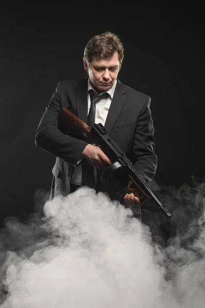 Schöner Mann Mittleren Alters Gangster Mit Thompson Maschinengewehr Auf Dunklem — Stockfoto