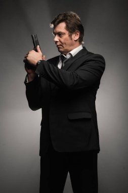 Orta yaşlı dedektif yakışıklı edici top sahne duman ile koyu arka plan