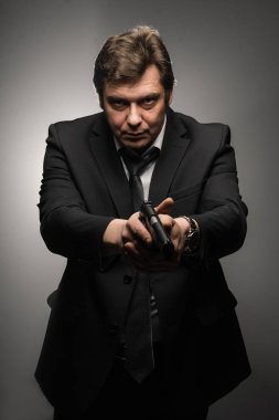 Orta yaşlı dedektif yakışıklı edici top sahne duman ile koyu arka plan