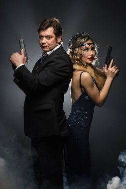 Gangsterler, bir erkek ve kadın duman siyah zemin üzerine silahlı bir çift