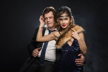 Sigara içen glamour gangster, bir erkek ve kadın sigara duman siyah zemin üzerine ile birkaç