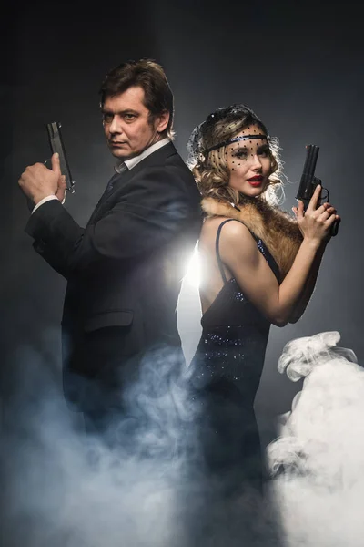 Ein Paar Gangster Ein Mann Und Eine Frau Mit Waffen — Stockfoto