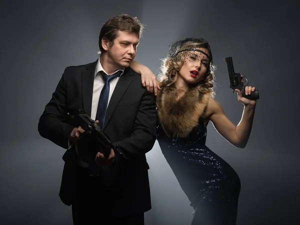 Ein Paar Gangster Ein Mann Und Eine Frau Mit Waffen — Stockfoto