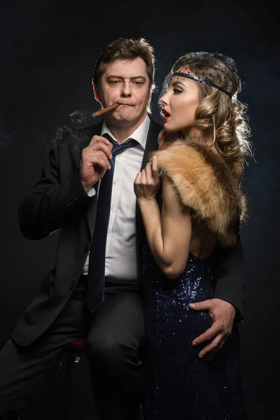 Casal Gangsters Fumantes Glamour Homem Uma Mulher Com Cigarros Fundo — Fotografia de Stock