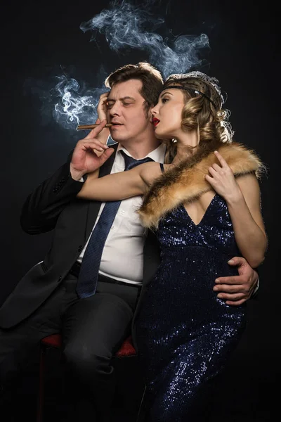 Casal Gangsters Fumantes Glamour Homem Uma Mulher Com Cigarros Fundo — Fotografia de Stock