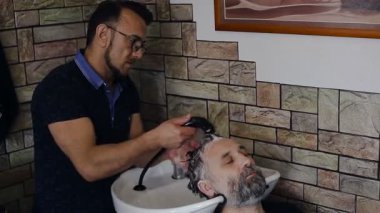Bir istemci bir saç kesimi önce saç berber yıkar