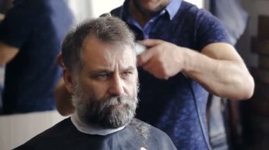 Kuaför berber dükkanı müşterinin saç keser