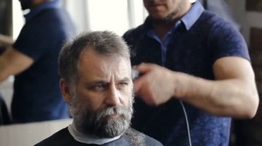 Kuaför berber dükkanı müşterinin saç keser