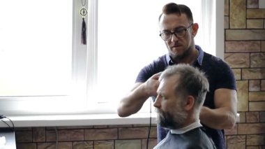 Kuaför berber dükkanı müşterinin saç keser