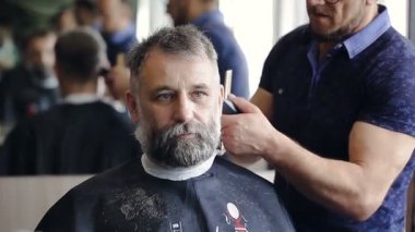 Kuaför berber dükkanı müşterinin saç keser