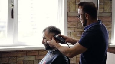 Kuaför berber dükkanı müşterinin saç keser