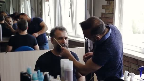 Kundin Telefoniert Beim Haarschneiden Friseursalon — Stockvideo