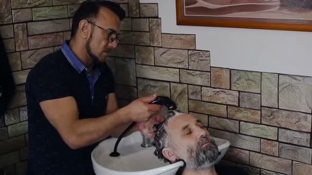 Barbero Lava Cabello Cliente Antes Corte Pelo — Vídeos de Stock