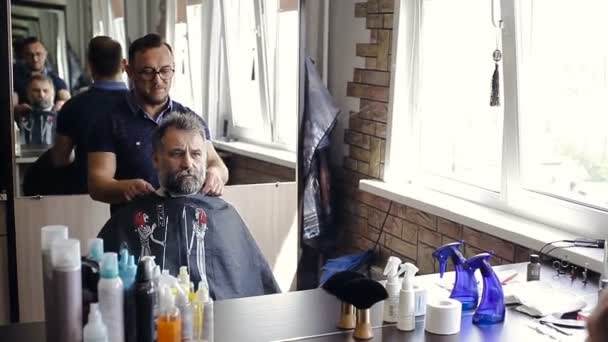 Cabeleireiro Faz Homem Corte Cabelo Barbearia — Vídeo de Stock