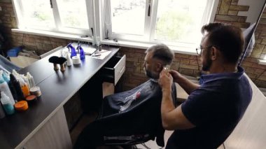 Kuaför berber dükkanı müşterinin saç keser