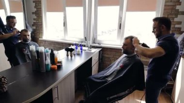 Kuaför berber dükkanı müşterinin saç keser