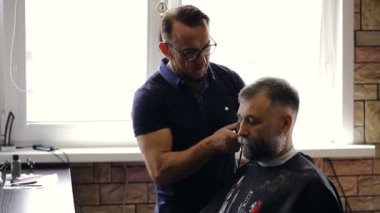 Kuaför berber dükkanı müşterinin saç keser