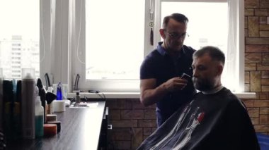 Kuaför berber dükkanı müşterinin saç keser