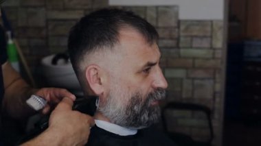 Kuaför berber dükkanı müşterinin saç keser