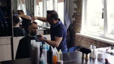 Kuaför berber dükkanı müşterinin saç keser