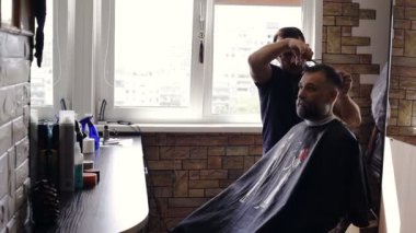 Kuaför berber dükkanı müşterinin saç keser
