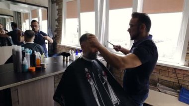 Kuaför berber dükkanı müşterinin saç keser