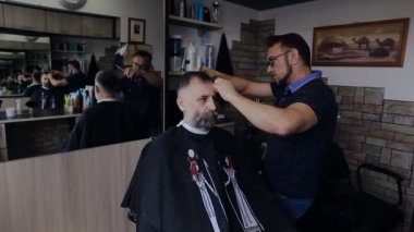 Kuaför berber dükkanı müşterinin saç keser