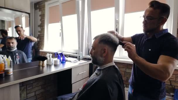 Parrucchiere Taglia Capelli Del Cliente Nel Negozio Barbiere — Video Stock