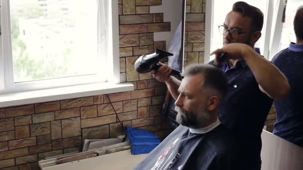 Salon Fryzjerski Sprawia Człowiek Się Ostrzyc Fryzjera — Wideo stockowe