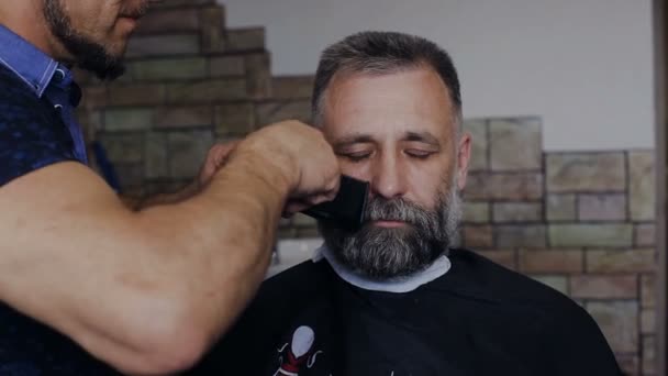 Barbero Corta Barba Cliente Peluquería — Vídeo de stock