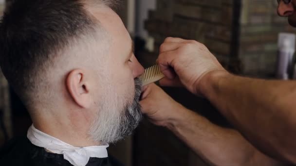 Cabeleireiro Faz Homem Corte Cabelo Barbearia — Vídeo de Stock