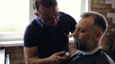 Berber Kuaför dükkanında bir müşteri sakal keser