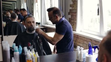 Kuaför berber dükkanı bir fırça ile istemcinin yüz temizler