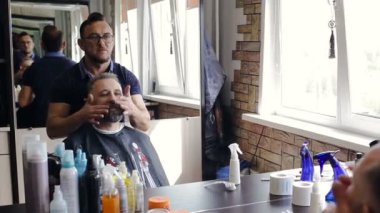 Kuaför yapan bir adam saçlarını Kuaför Salonu