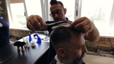 Kuaför yapan bir adam saçlarını Kuaför Salonu