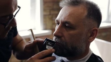 Kuaför yapan bir adam saçlarını Kuaför Salonu