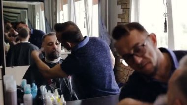 Kuaför yapan bir adam saçlarını Kuaför Salonu