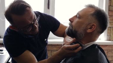 Kuaför yapan bir adam saçlarını Kuaför Salonu