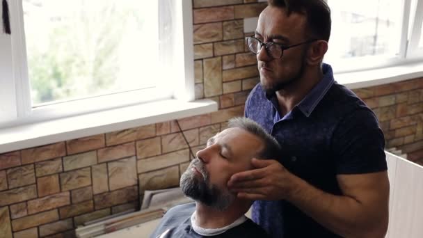 Cabeleireiro Faz Homem Corte Cabelo Barbearia — Vídeo de Stock