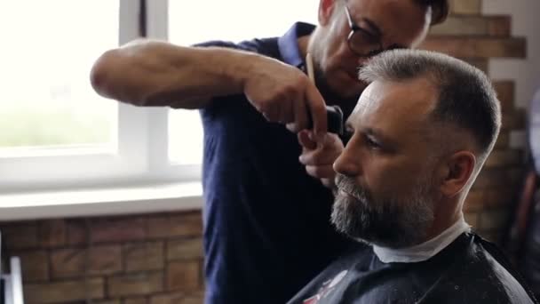 Kuaför Yapan Bir Adam Saçlarını Kuaför Salonu — Stok video