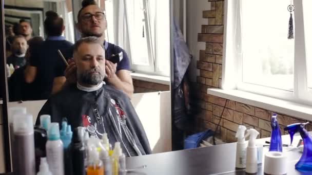 Coiffeur Fait Homme Une Coupe Cheveux Dans Salon Coiffure — Video