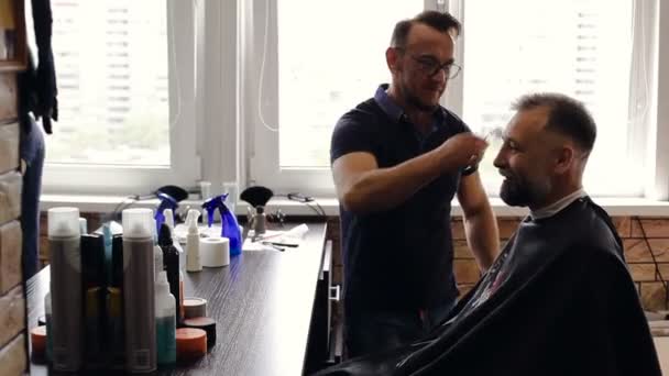 Cabeleireiro Faz Homem Corte Cabelo Barbearia — Vídeo de Stock